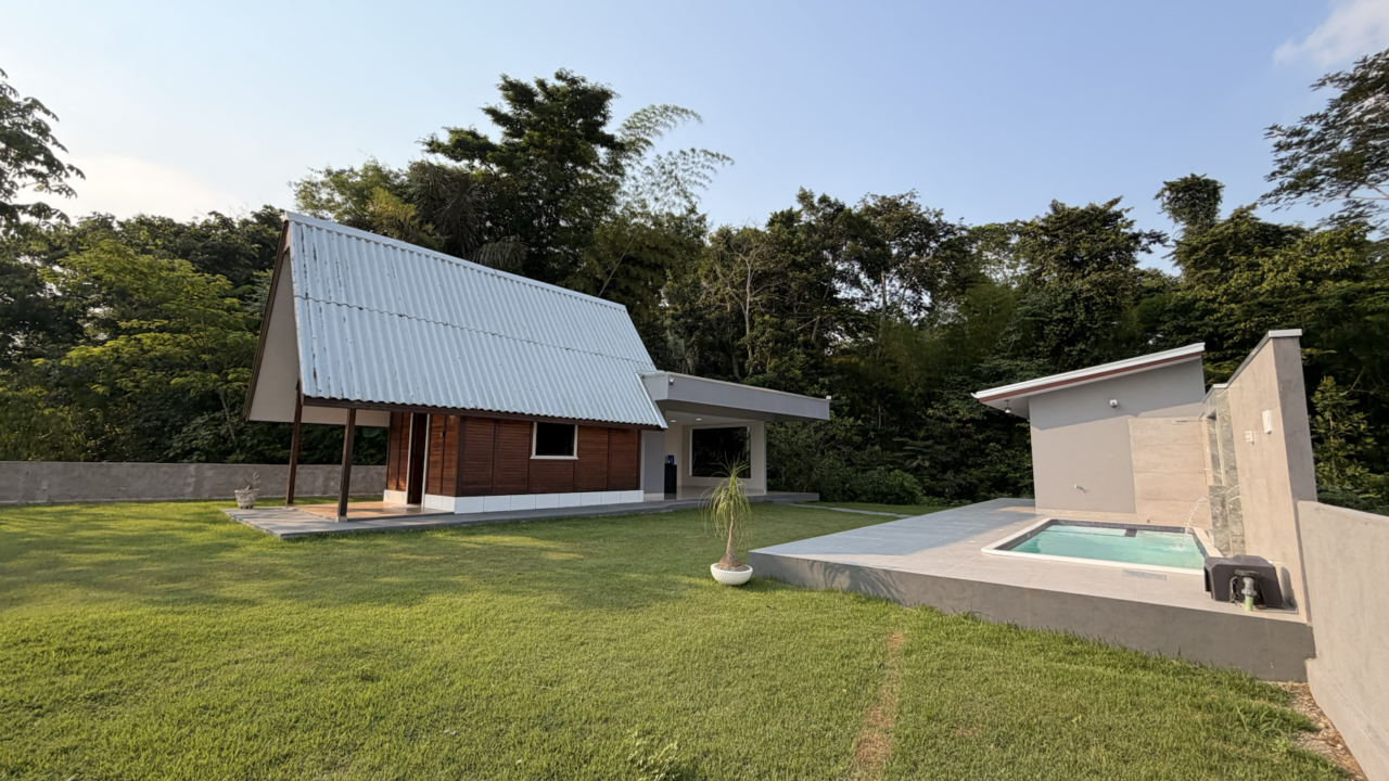 Chalé de madeira, gramado e piscina do Recanto Vitória, em Ji-Paraná.